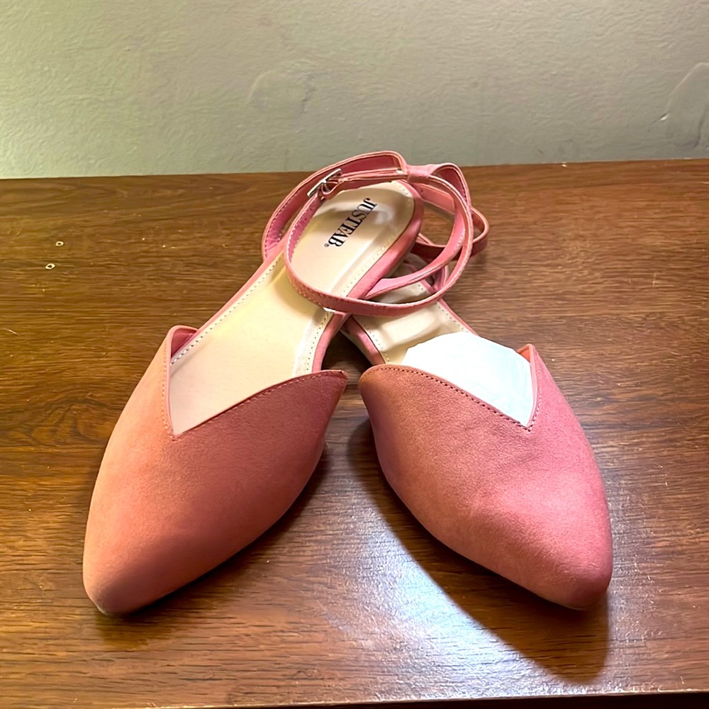Flat sandal with ankle strap.